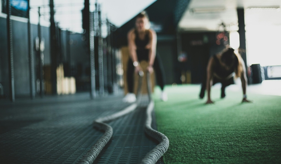 two person inside gym exercising